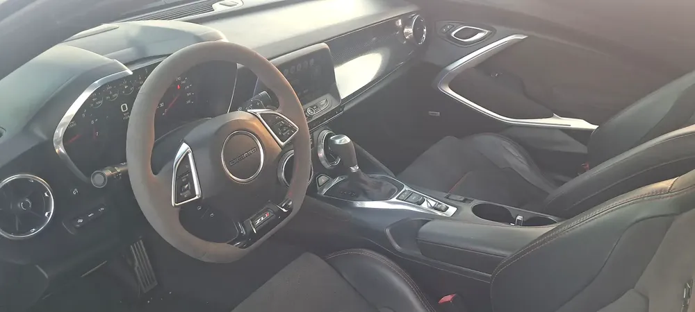 CAMARO 2018 ZL1 V8 6.2L LT4 SUPERCHARGE 10 GEAR + GCC AL GHANDI TOP OPTION + NO ACCIDENT - NO VAT - Image 10