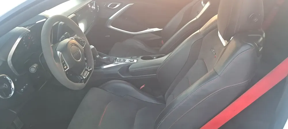 CAMARO 2018 ZL1 V8 6.2L LT4 SUPERCHARGE 10 GEAR + GCC AL GHANDI TOP OPTION + NO ACCIDENT - NO VAT - Image 12