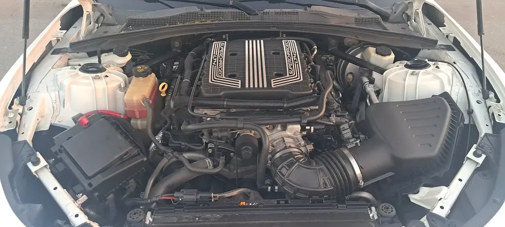 CAMARO 2018 ZL1 V8 6.2L LT4 SUPERCHARGE 10 GEAR + GCC AL GHANDI TOP OPTION + NO ACCIDENT - NO VAT - Image 5