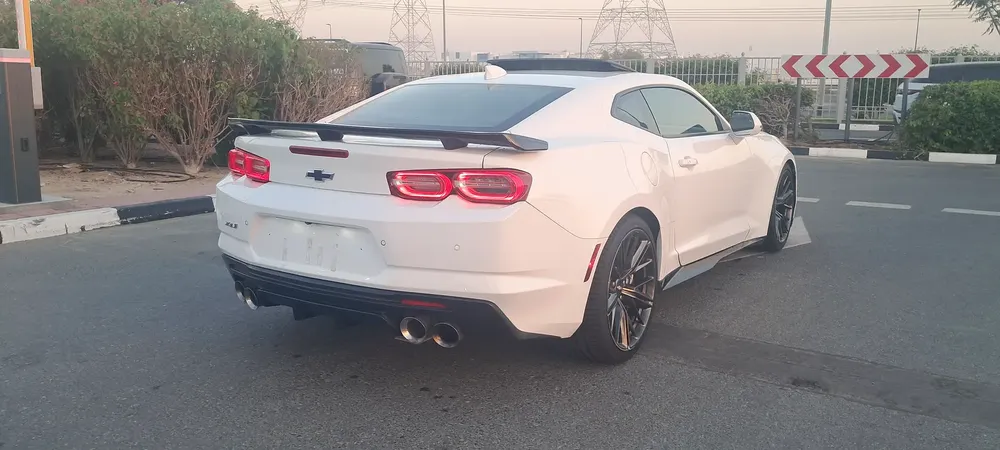 CAMARO 2018 ZL1 V8 6.2L LT4 SUPERCHARGE 10 GEAR + GCC AL GHANDI TOP OPTION + NO ACCIDENT - NO VAT - Image 8
