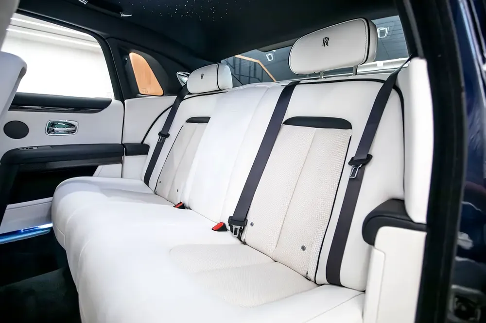2024 ROLLS ROYCE GHOST BALCK BADGE | GCC | UNDER WARRANTY AND SERVICE CONTRACT - Image 16