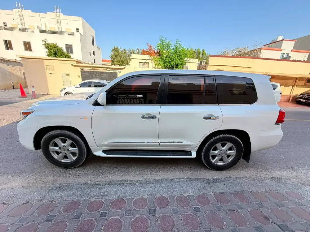 Lexus LX 570 Platinum 2010 | GCC Specs | Pristine Condition - Image 10
