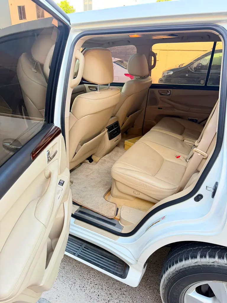 Lexus LX 570 Platinum 2010 | GCC Specs | Pristine Condition - Image 15