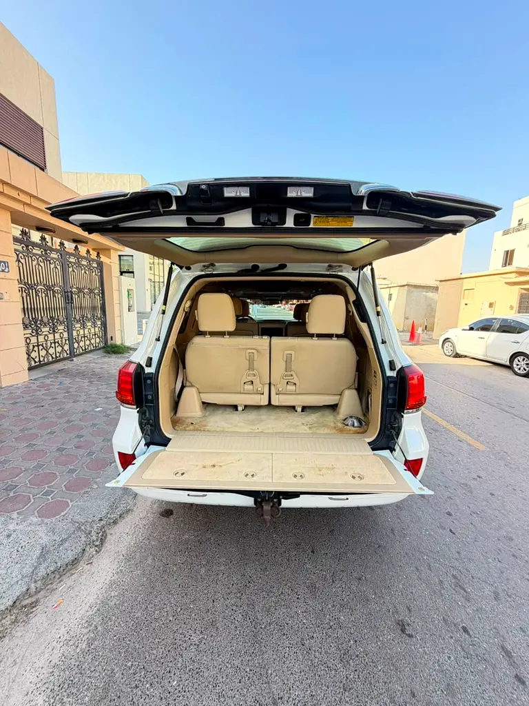 Lexus LX 570 Platinum 2010 | GCC Specs | Pristine Condition - Image 16