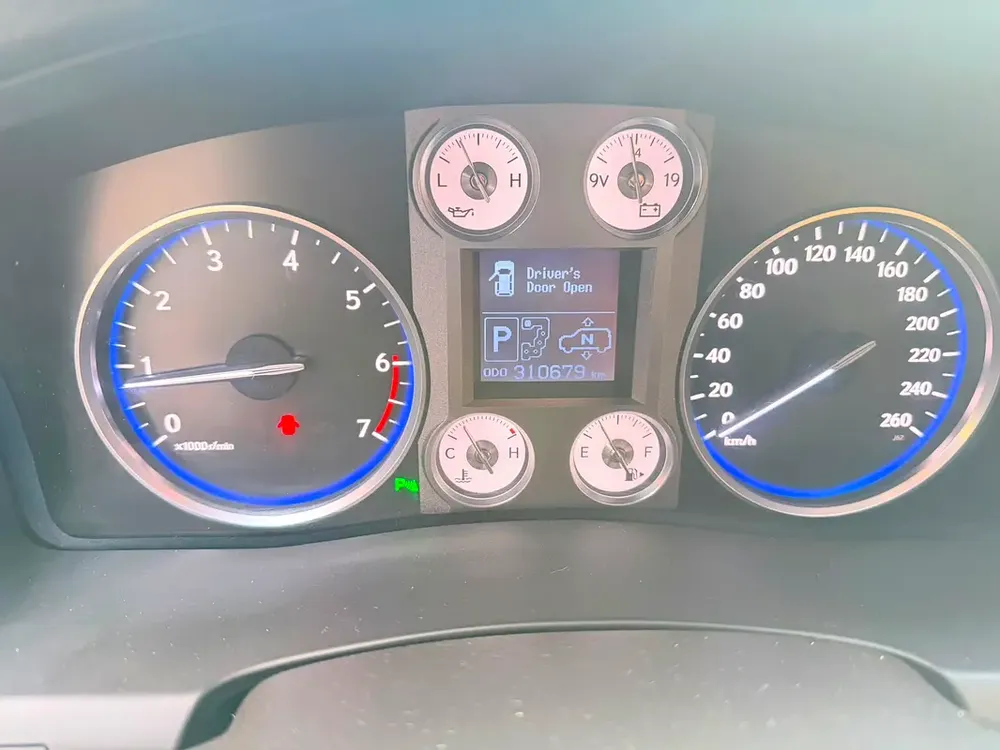 Lexus LX 570 Platinum 2010 | GCC Specs | Pristine Condition - Image 6