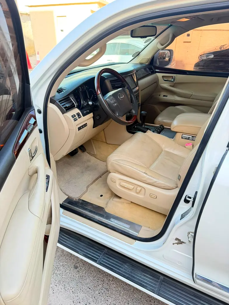 Lexus LX 570 Platinum 2010 | GCC Specs | Pristine Condition - Image 8