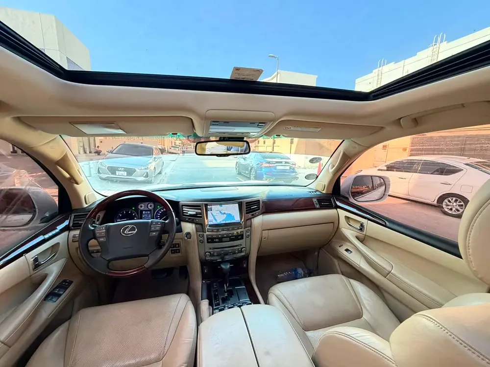 Lexus LX 570 Platinum 2010 | GCC Specs | Pristine Condition - Image 9