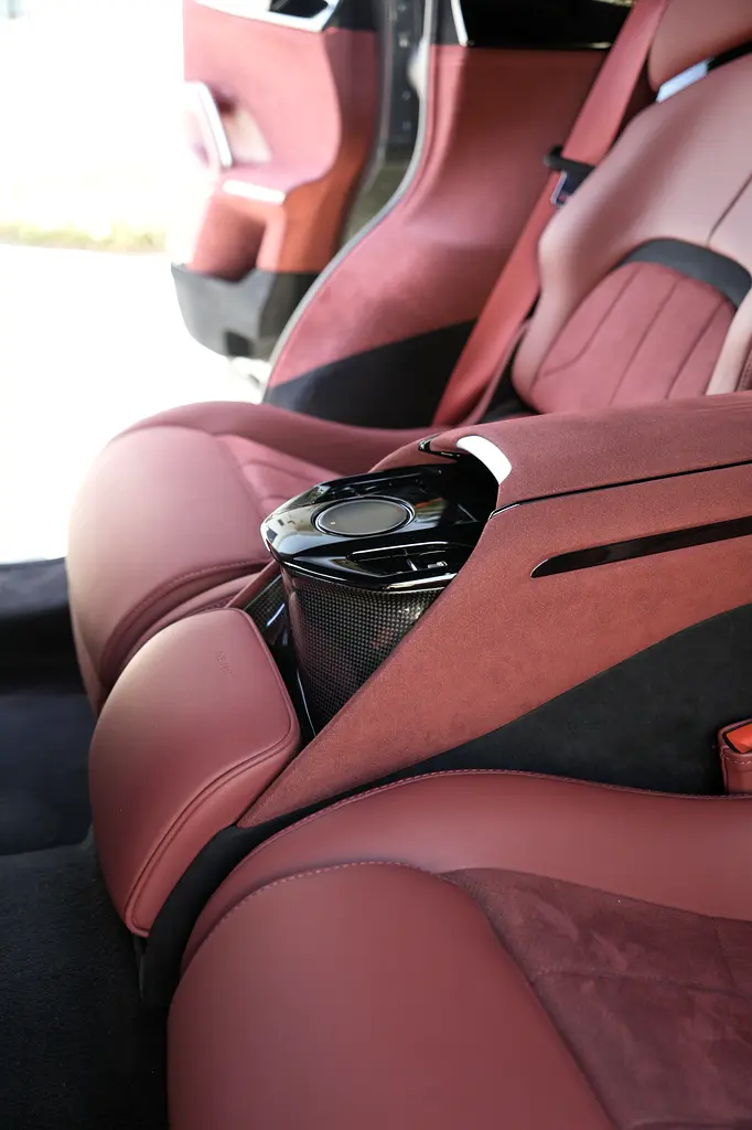 Ferrari Purosangue / Eu spec / 2 keys/  2024 / Fully loaded / 25k km / 7 year service contract - Image 15