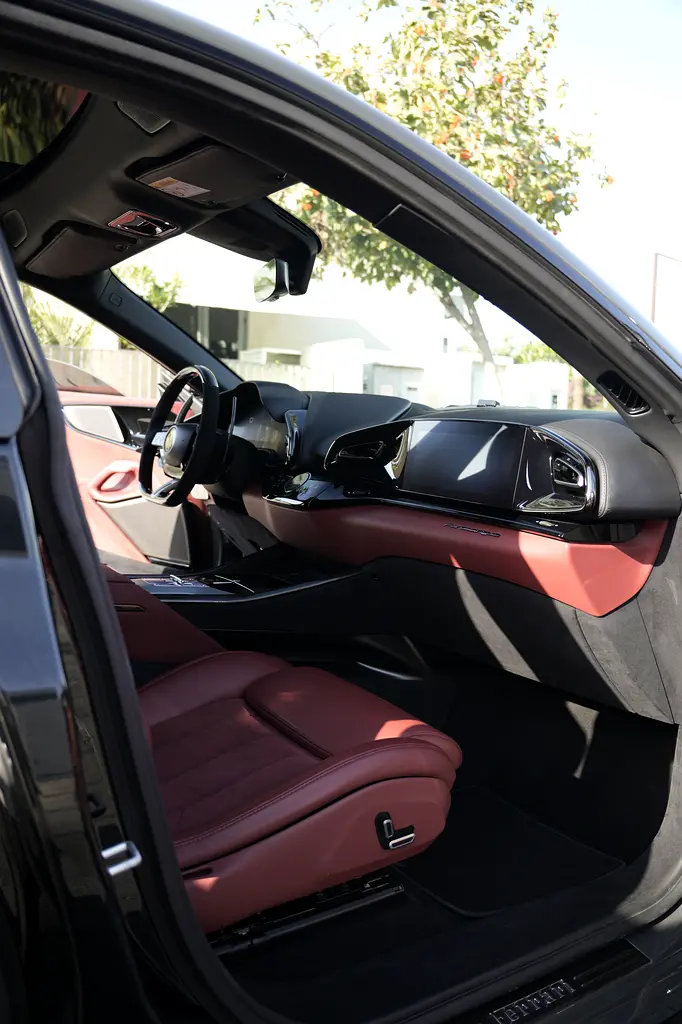 Ferrari Purosangue / Eu spec / 2 keys/  2024 / Fully loaded / 25k km / 7 year service contract - Image 19