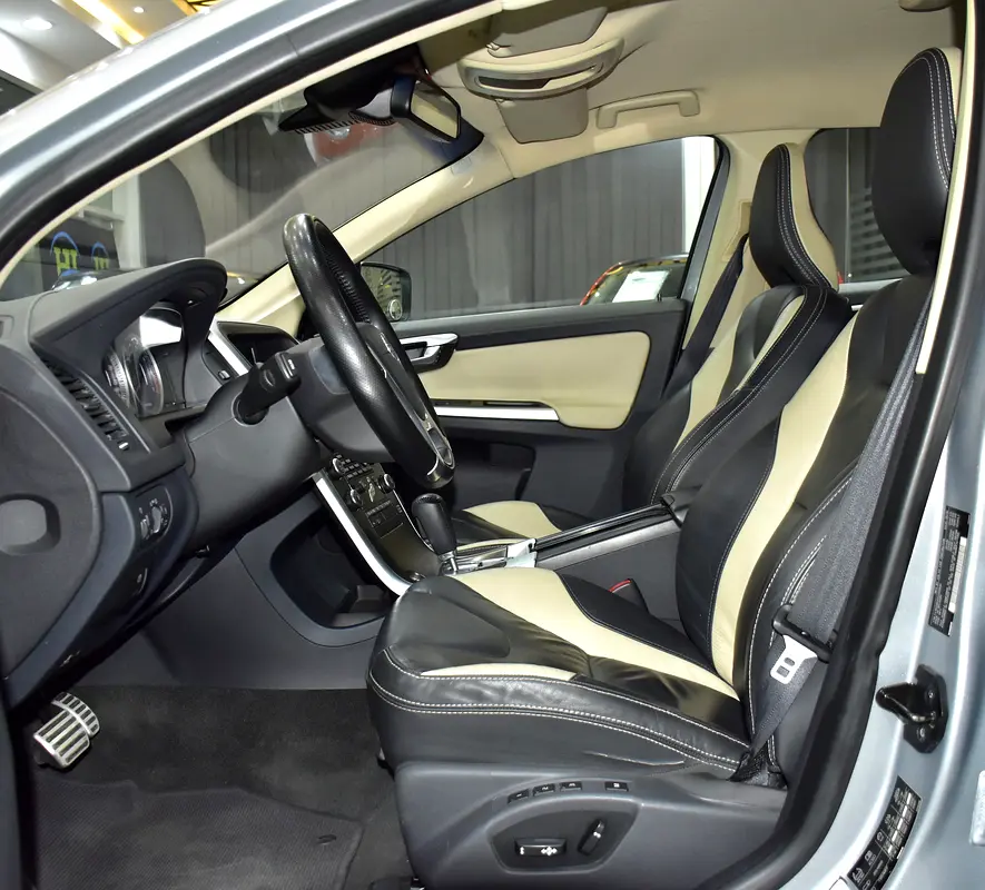 EXCELLENT DEAL for our Volvo T6 AWD R-Design ( 2010 Model ) in Silver Color GCC Specs - Image 10