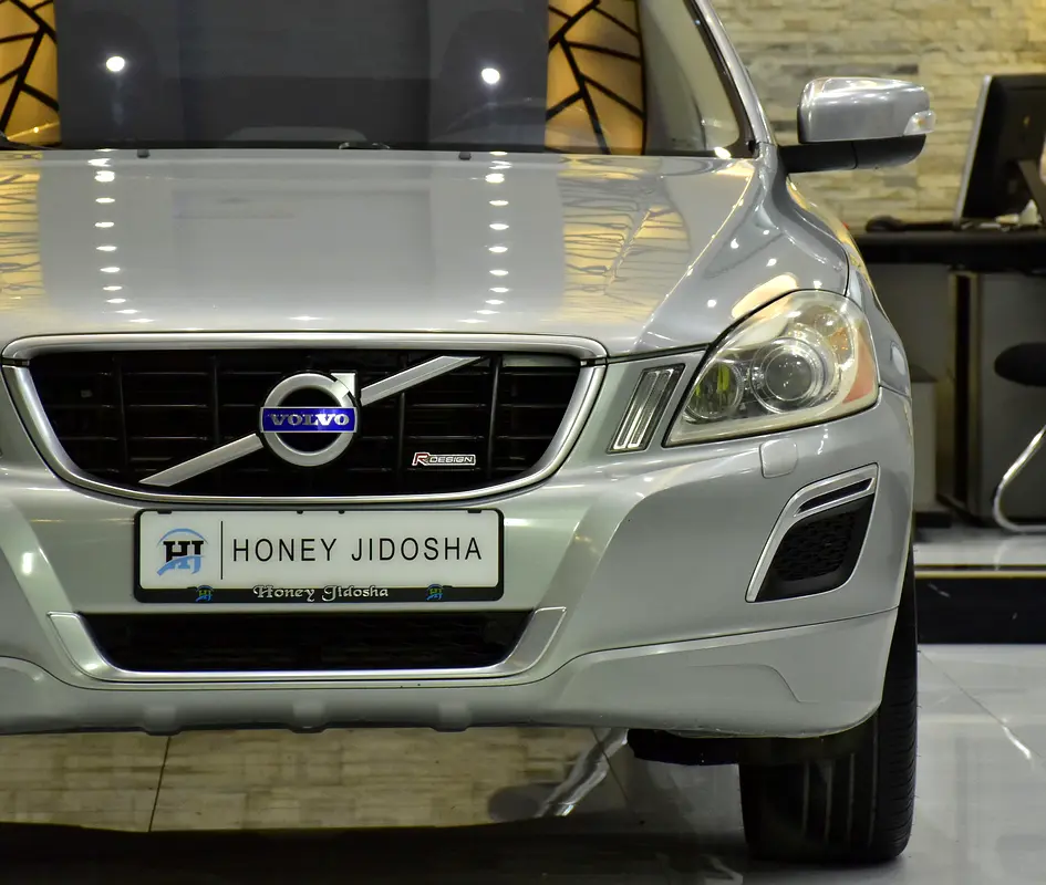 EXCELLENT DEAL for our Volvo T6 AWD R-Design ( 2010 Model ) in Silver Color GCC Specs - Image 4