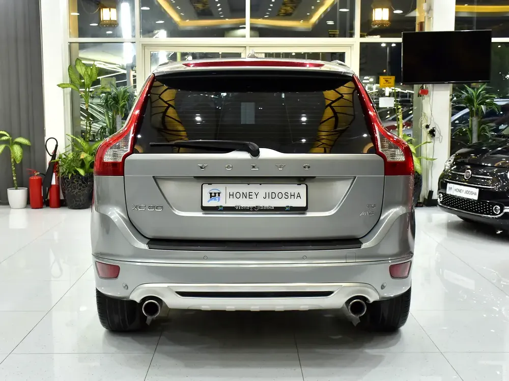 EXCELLENT DEAL for our Volvo T6 AWD R-Design ( 2010 Model ) in Silver Color GCC Specs - Image 5