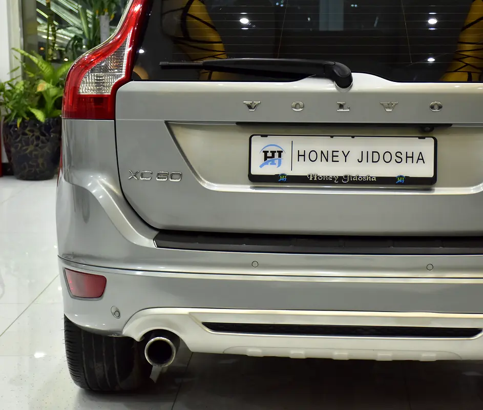 EXCELLENT DEAL for our Volvo T6 AWD R-Design ( 2010 Model ) in Silver Color GCC Specs - Image 8