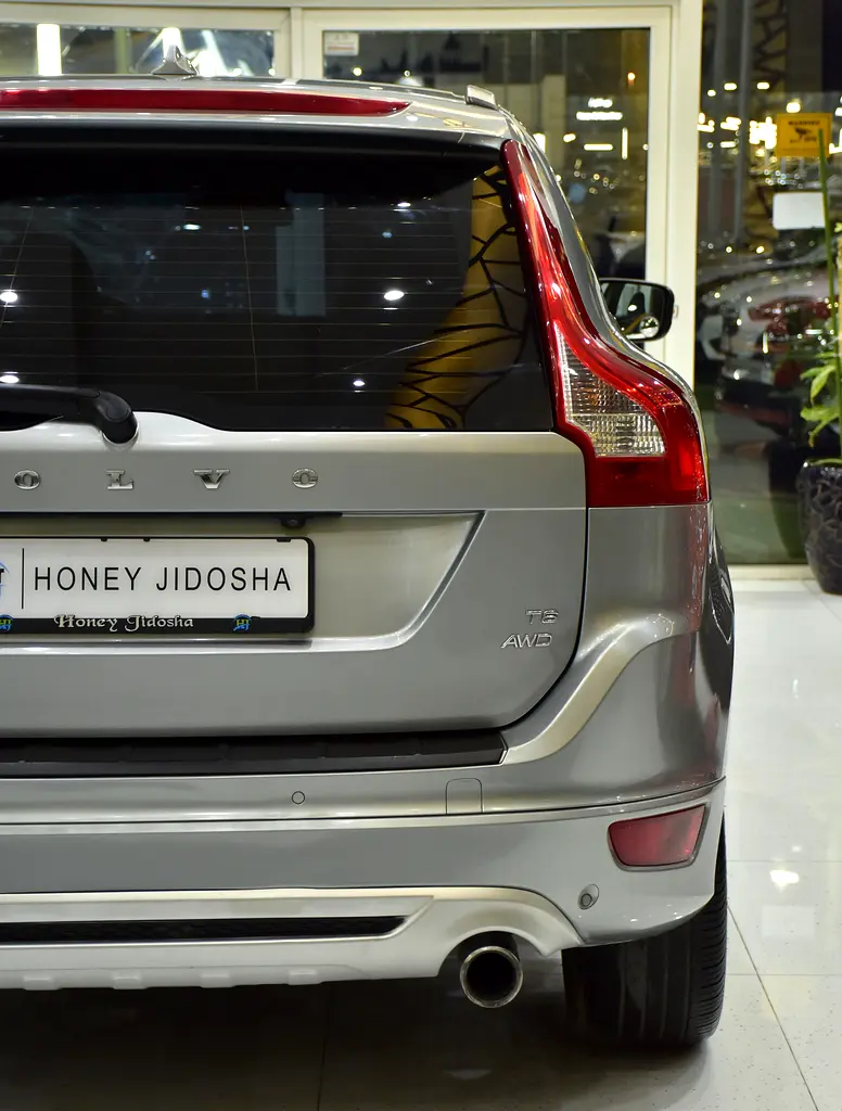 EXCELLENT DEAL for our Volvo T6 AWD R-Design ( 2010 Model ) in Silver Color GCC Specs - Image 9