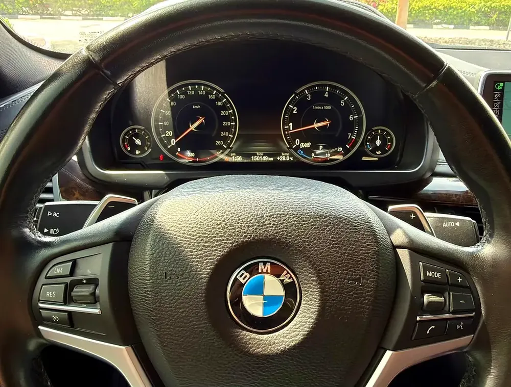 BMW X6 xDrive50i 2016 GCC Specs - Full Service History Original Paint  Pristine Condition! - Image 11