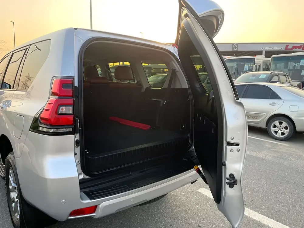 TOYOTA PRADO 2018 VXR 2.7 V4 GCC SPECS - Image 6