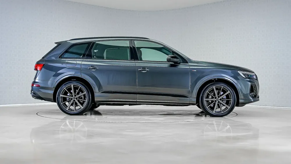 Q7 TFSI 45 S Line | AED 4,423 PM | Audi Service Pack 2030, Low KM | Ramadan Offer - Image 4