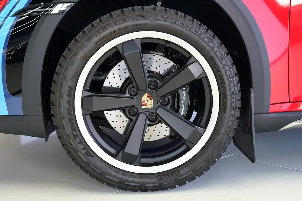 911 DAKAR | ALCANTARA SEATS | CARBON INTERIOR | WARRANTY FEB 2027 | SPORT EXHAUST - Image 6
