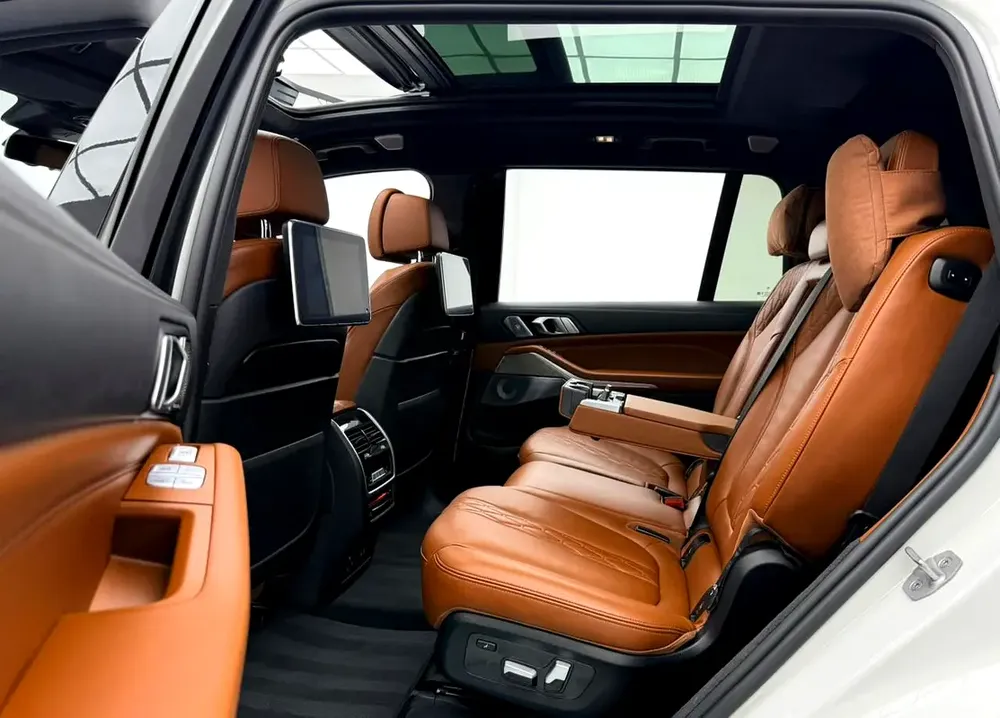 2022 BMW X7 M50i, 2027 BMW Warranty + Service Pack, Full BMW Service History, 7 Seater, GCC - Image 18