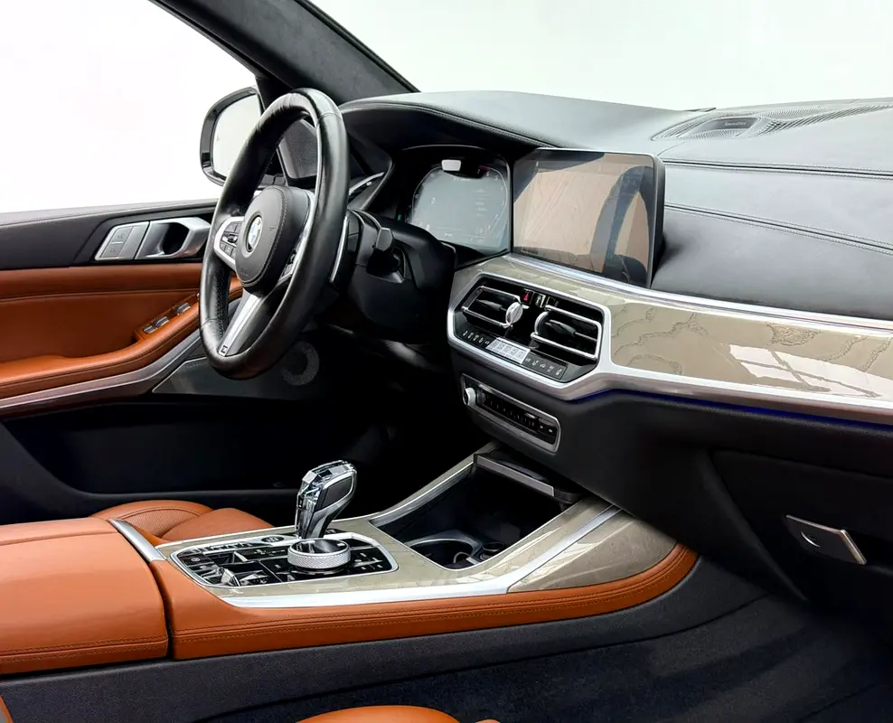 2022 BMW X7 M50i, 2027 BMW Warranty + Service Pack, Full BMW Service History, 7 Seater, GCC - Image 7