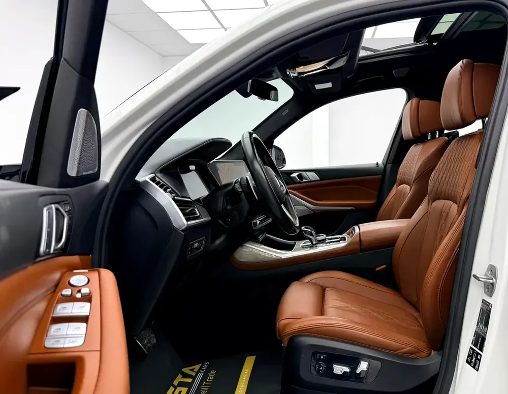 2022 BMW X7 M50i, 2027 BMW Warranty + Service Pack, Full BMW Service History, 7 Seater, GCC - Image 8
