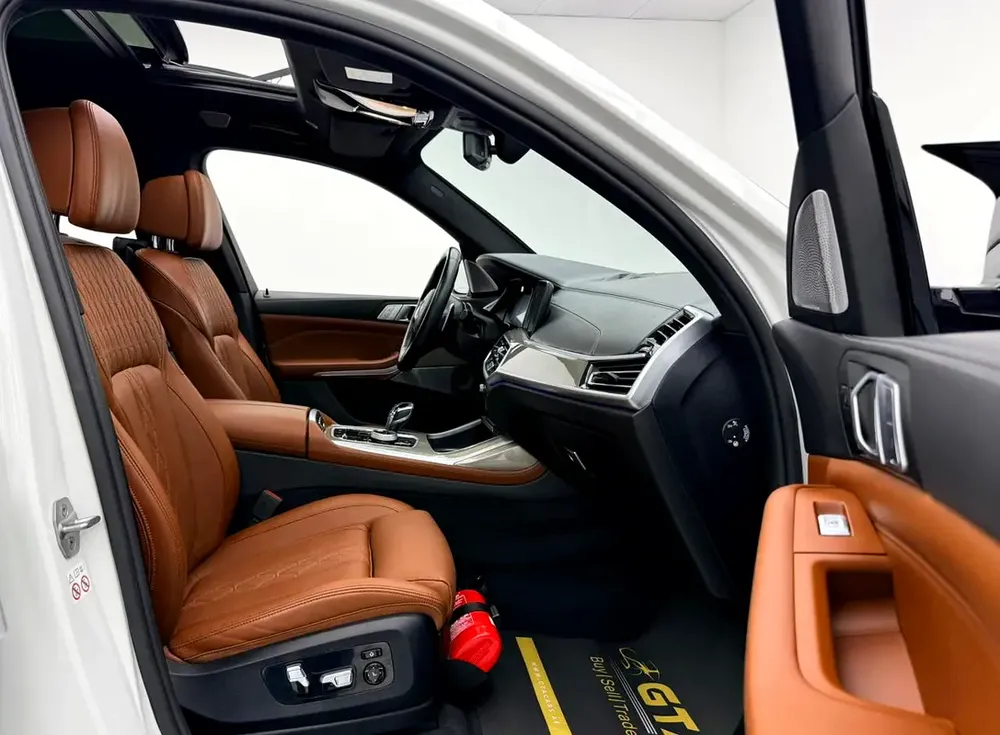 2022 BMW X7 M50i, 2027 BMW Warranty + Service Pack, Full BMW Service History, 7 Seater, GCC - Image 9