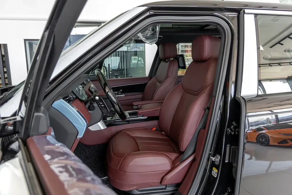 Range Rover | Vogue HSE P530 | GCC Specs | Black Edition | Electric Side Steps | 2026 ( EXPORT ) - Image 11