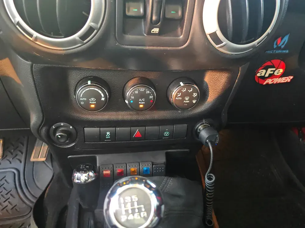 The car is very clean, with no accidents or repainting. - Image 10