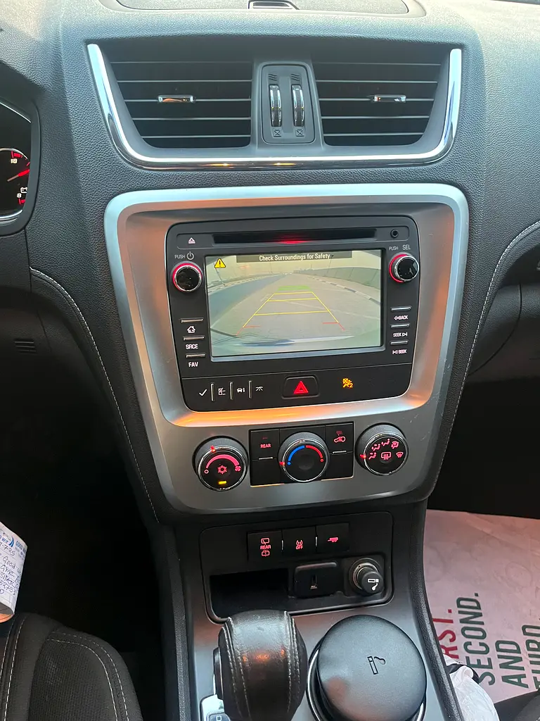 GMC Acadia SLE 2015 - GCC Specs - Well Maintained - Image 17