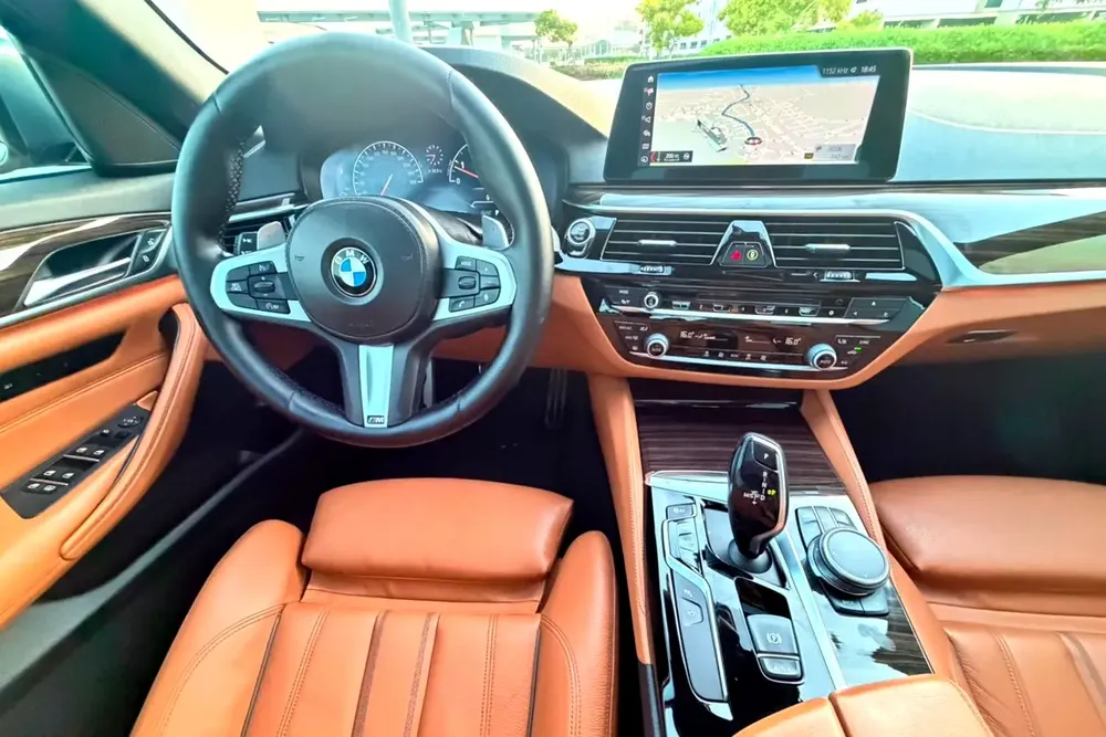 BMW 5-Series 520i M-Kit 2019 | GCC Specs | Low Mileage | 2 keys | Single Owner | FSH - Image 10