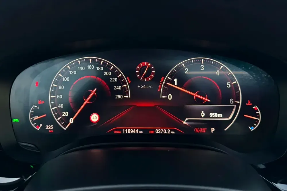 BMW 5-Series 520i M-Kit 2019 | GCC Specs | Low Mileage | 2 keys | Single Owner | FSH - Image 12