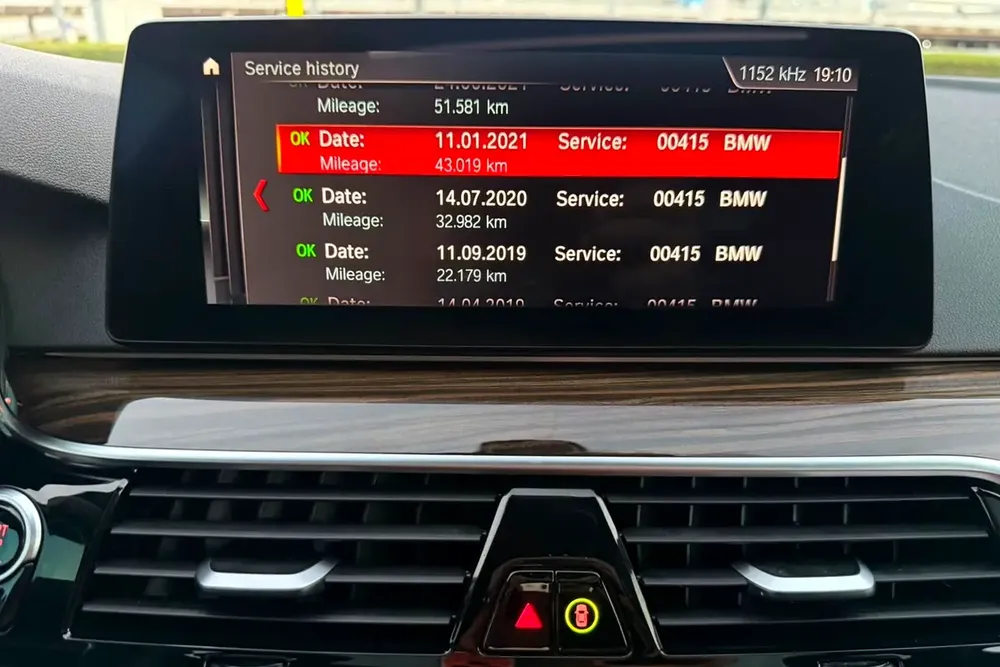 BMW 5-Series 520i M-Kit 2019 | GCC Specs | Low Mileage | 2 keys | Single Owner | FSH - Image 14