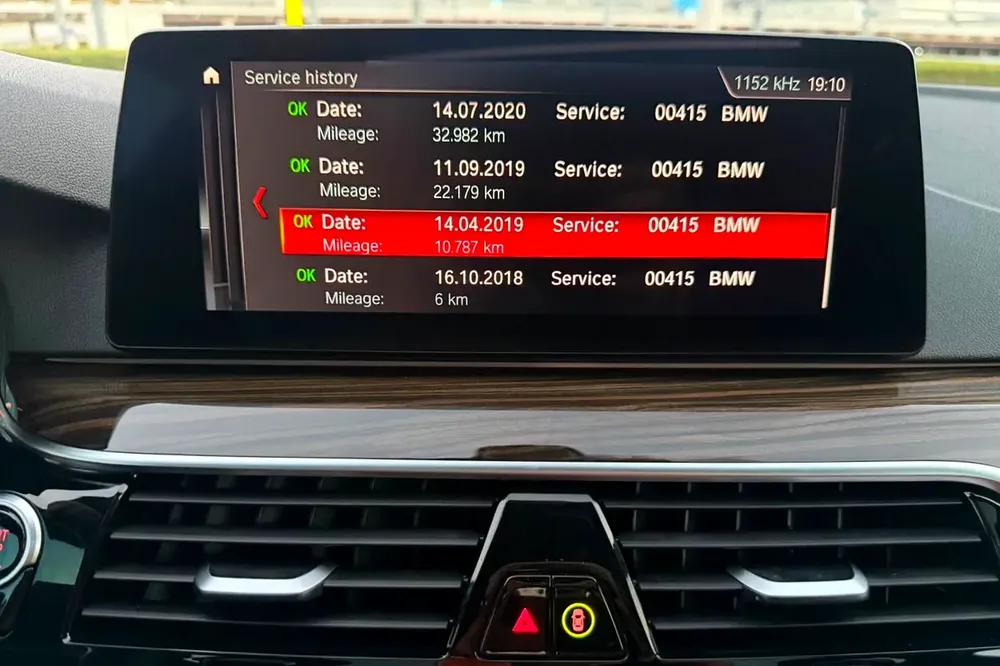 BMW 5-Series 520i M-Kit 2019 | GCC Specs | Low Mileage | 2 keys | Single Owner | FSH - Image 15