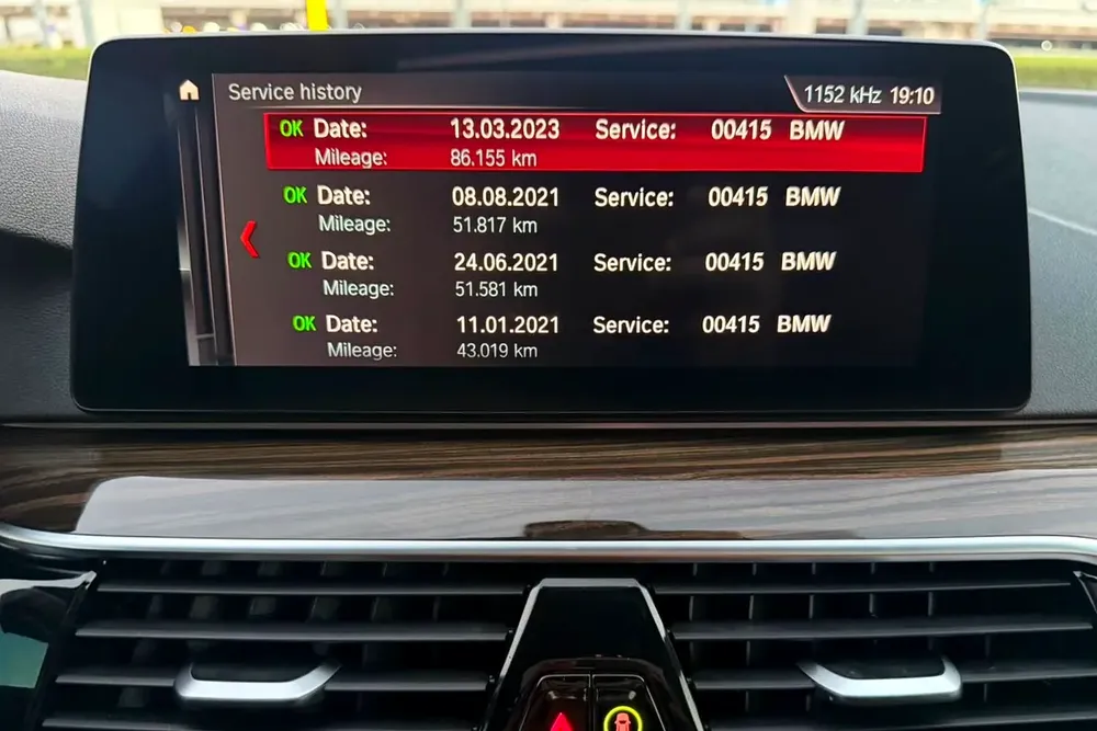 BMW 5-Series 520i M-Kit 2019 | GCC Specs | Low Mileage | 2 keys | Single Owner | FSH - Image 16