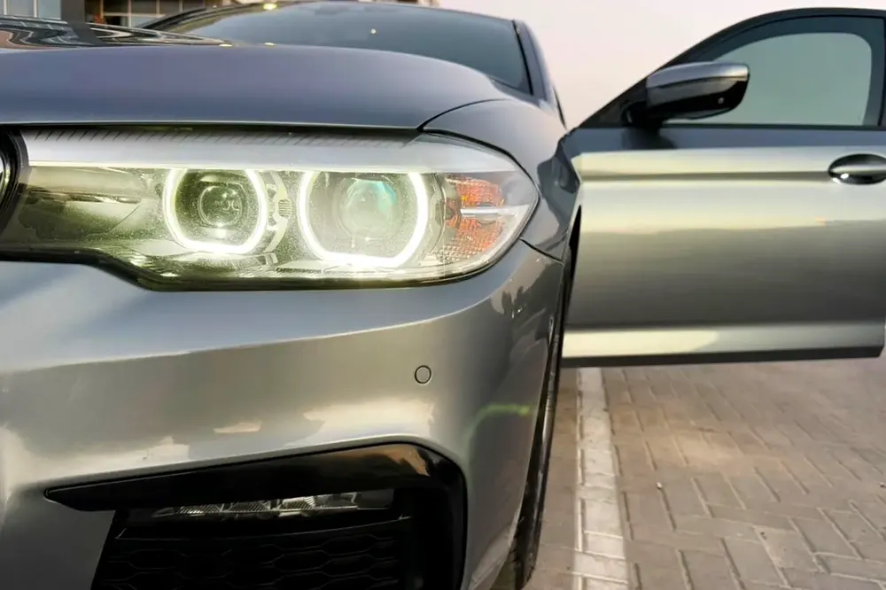 BMW 5-Series 520i M-Kit 2019 | GCC Specs | Low Mileage | 2 keys | Single Owner | FSH - Image 5