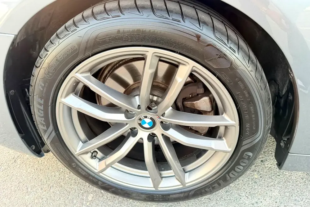 BMW 5-Series 520i M-Kit 2019 | GCC Specs | Low Mileage | 2 keys | Single Owner | FSH - Image 6