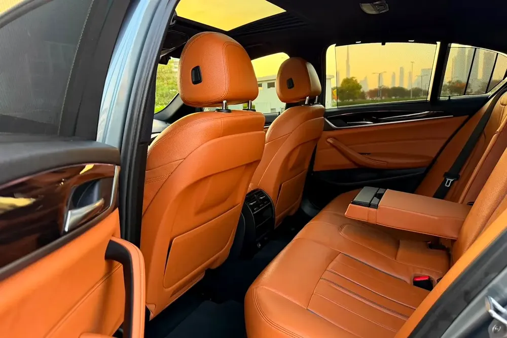 BMW 5-Series 520i M-Kit 2019 | GCC Specs | Low Mileage | 2 keys | Single Owner | FSH - Image 9