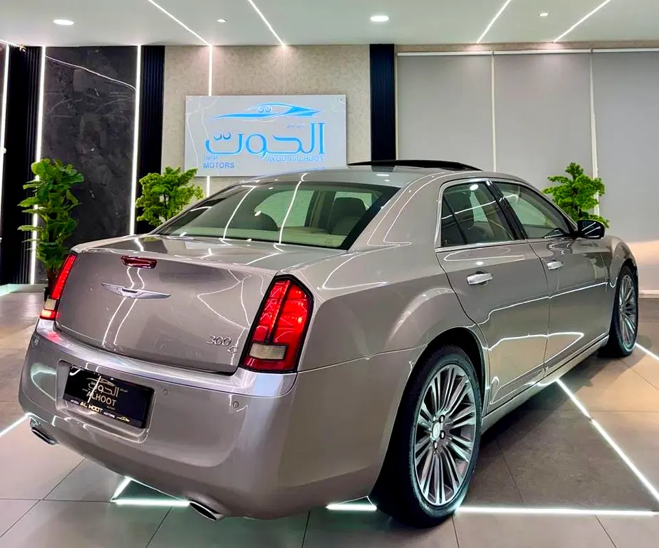 CHRYSLER 300C || GCC || SPACIOUS AND DEPENDABLE VEHICLE || GREAT || EXCELLENT PERFORMANCE || COMFORT - Image 10