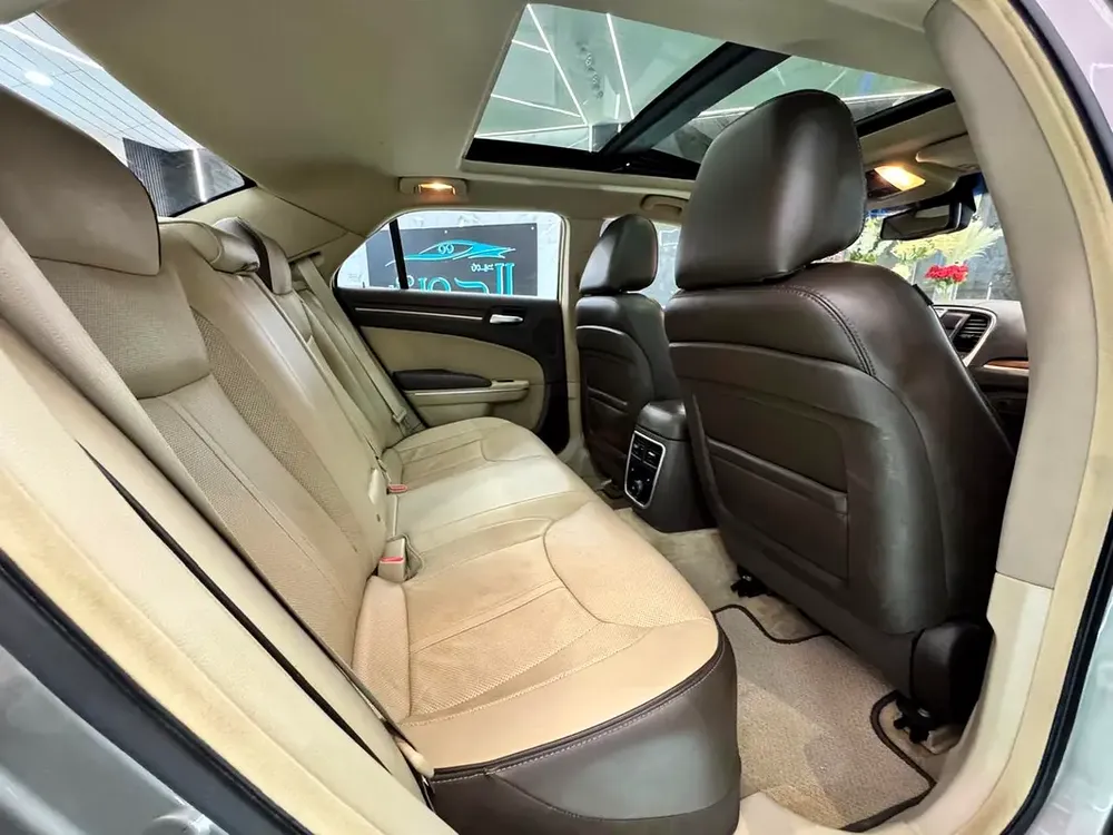 CHRYSLER 300C || GCC || SPACIOUS AND DEPENDABLE VEHICLE || GREAT || EXCELLENT PERFORMANCE || COMFORT - Image 19
