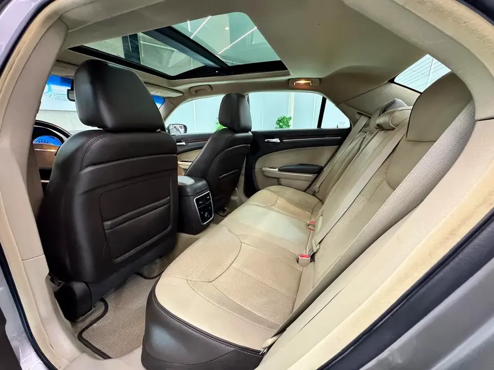 CHRYSLER 300C || GCC || SPACIOUS AND DEPENDABLE VEHICLE || GREAT || EXCELLENT PERFORMANCE || COMFORT - Image 20