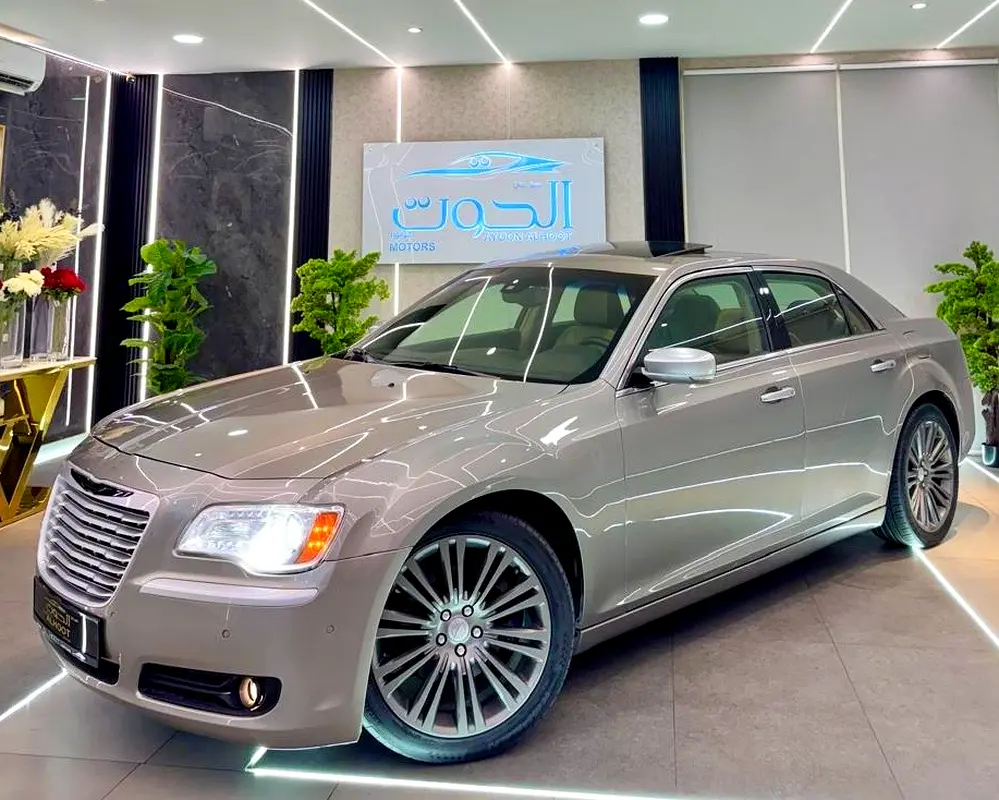 CHRYSLER 300C || GCC || SPACIOUS AND DEPENDABLE VEHICLE || GREAT || EXCELLENT PERFORMANCE || COMFORT - Image 4