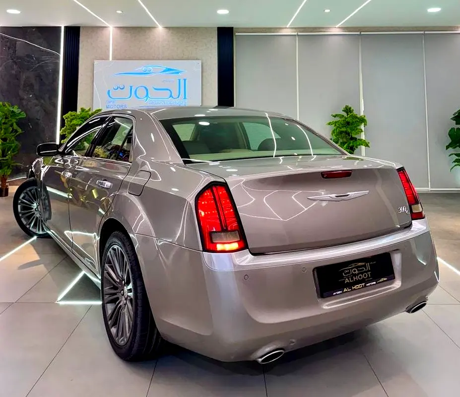 CHRYSLER 300C || GCC || SPACIOUS AND DEPENDABLE VEHICLE || GREAT || EXCELLENT PERFORMANCE || COMFORT - Image 8