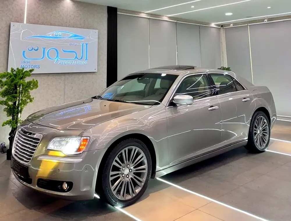 CHRYSLER 300C || GCC || SPACIOUS AND DEPENDABLE VEHICLE || GREAT || EXCELLENT PERFORMANCE || COMFORT - Image 9