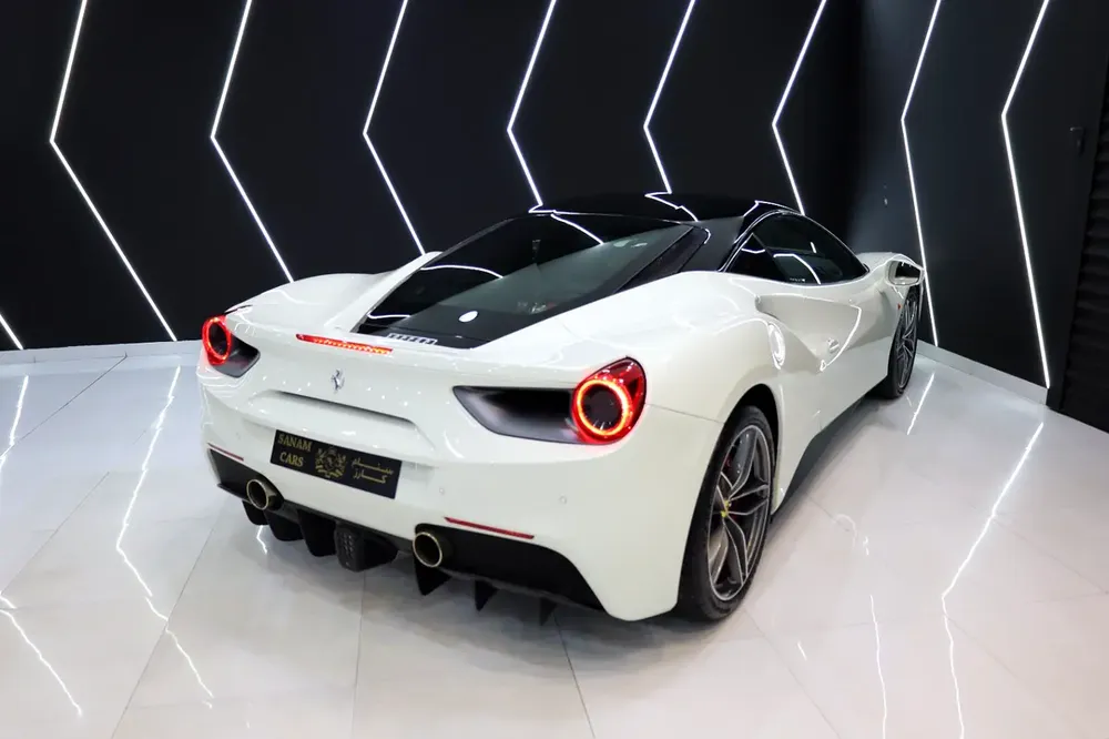 Ferrari 488 GTB 2017, Bianco Avus Exterior, Passenger Display, Very Low KM, GCC Spec!! - Image 10