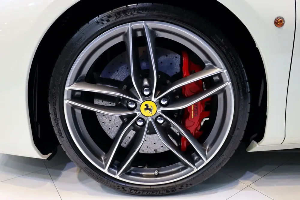 Ferrari 488 GTB 2017, Bianco Avus Exterior, Passenger Display, Very Low KM, GCC Spec!! - Image 12