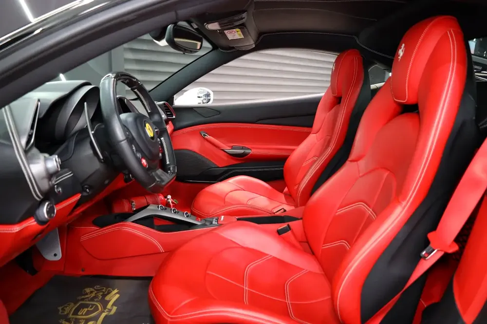 Ferrari 488 GTB 2017, Bianco Avus Exterior, Passenger Display, Very Low KM, GCC Spec!! - Image 6