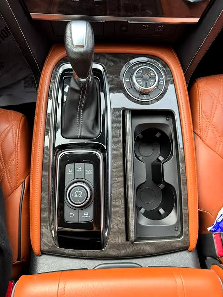 2022 ll Nissan patrol Le Platinum V8 ll 400 Hp ll Warranty And Service History Available ll Gcc - Image 12