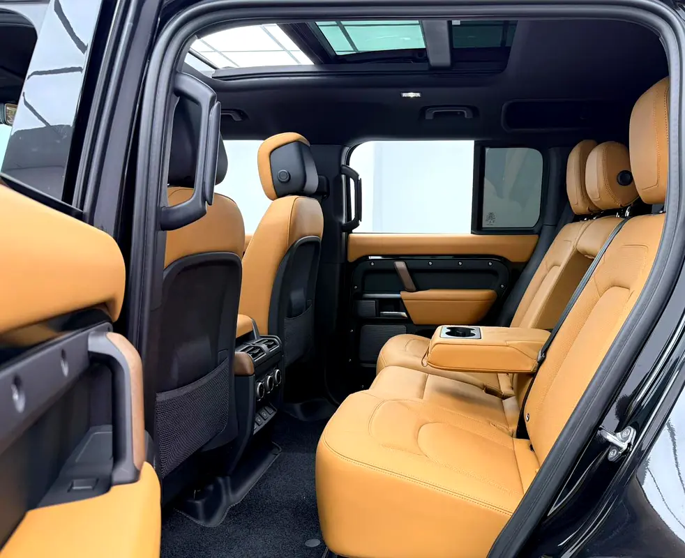2024 Land Rover Defender 110 HSE P400, 2029 LR Warranty + Service Pack, Low Km, Fully Loaded, GCC - Image 17