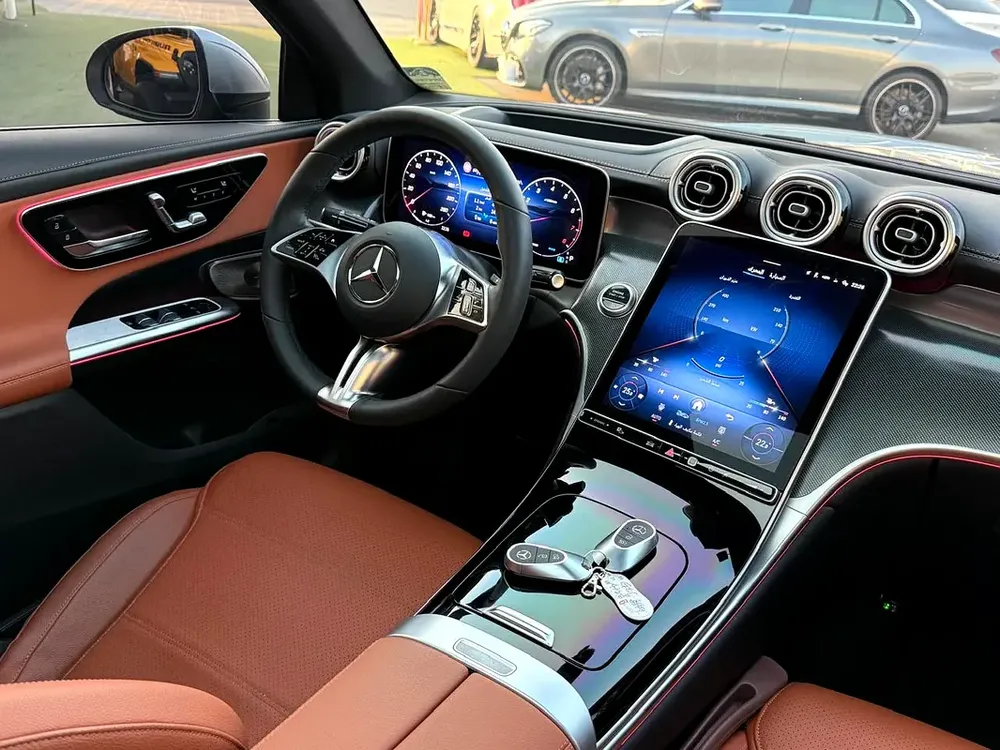 Mercedes GLC300 import from Korea model 2025 original paint مرسيدس جي الـ سي ٣٠٠ كوري موديل ٢٠٢٥ - Image 12