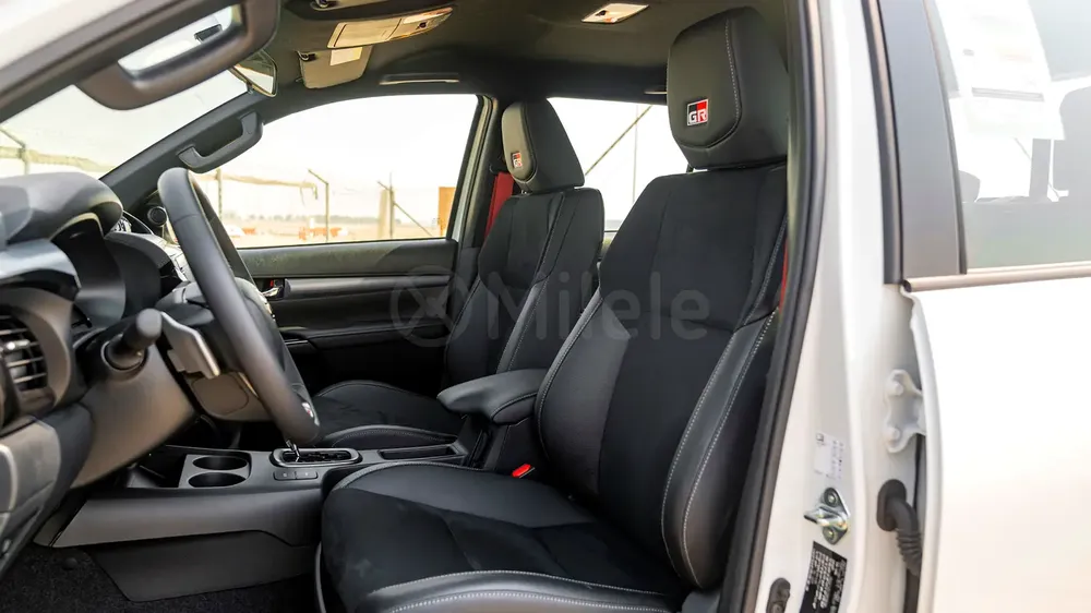 TOYOTA HILUX DOUBLE CAB GR SPORT | IN-HOUSE FINANCING AVAILABLE | 0% DOWNPAYMENT (BANK) - Image 9